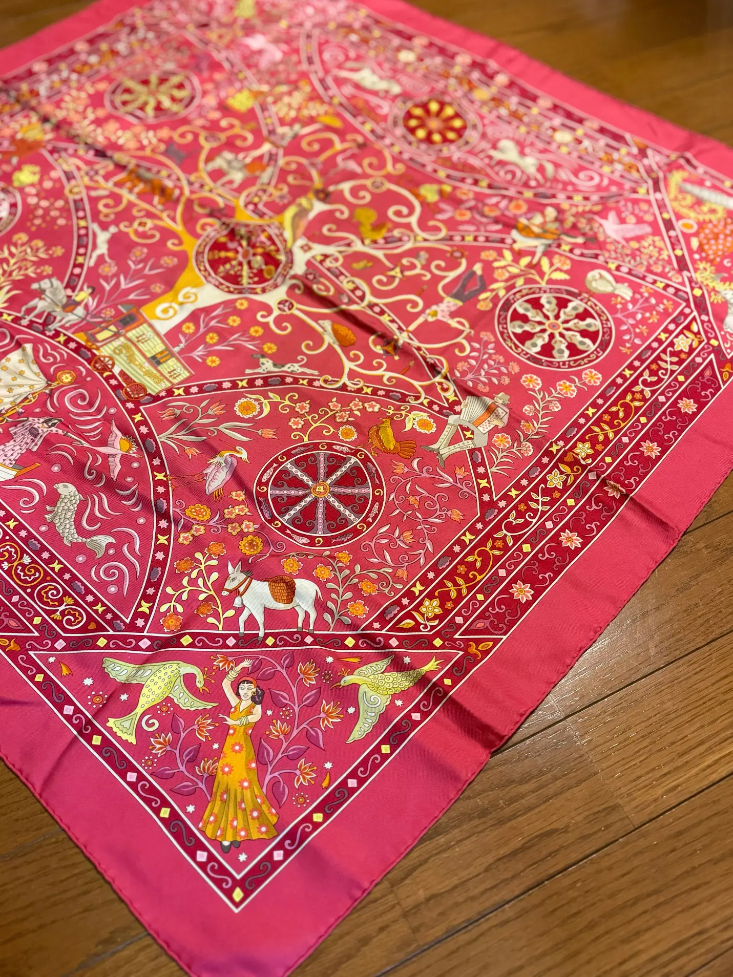 【おしゃれな40代・50代のスカーフコーデ】オンにもオフにも！「エルメス」のスカーフで完成するエクラ 華組の冬コーデ_1_3