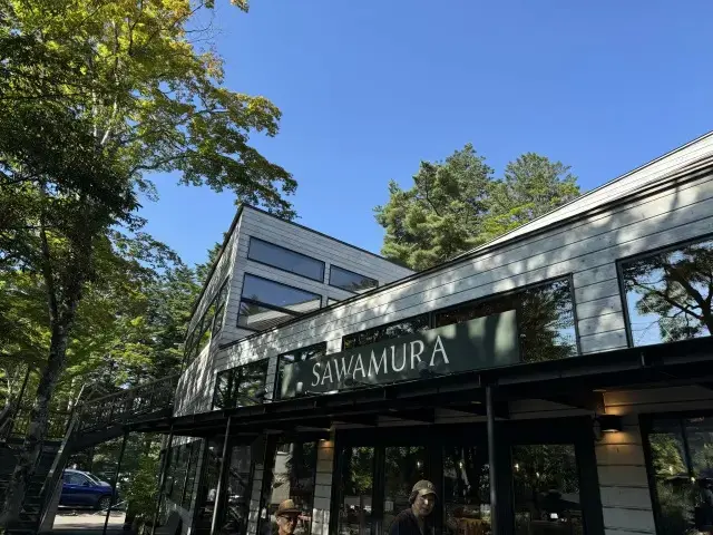 朝一番に訪れたのは「ベーカリー&レストラン沢村」