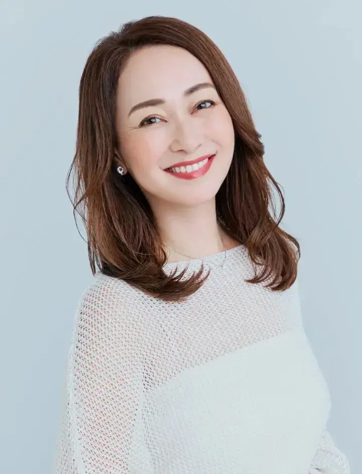 50代に人気上昇中！上品な華やかさ「冬のミディアムヘア」52選