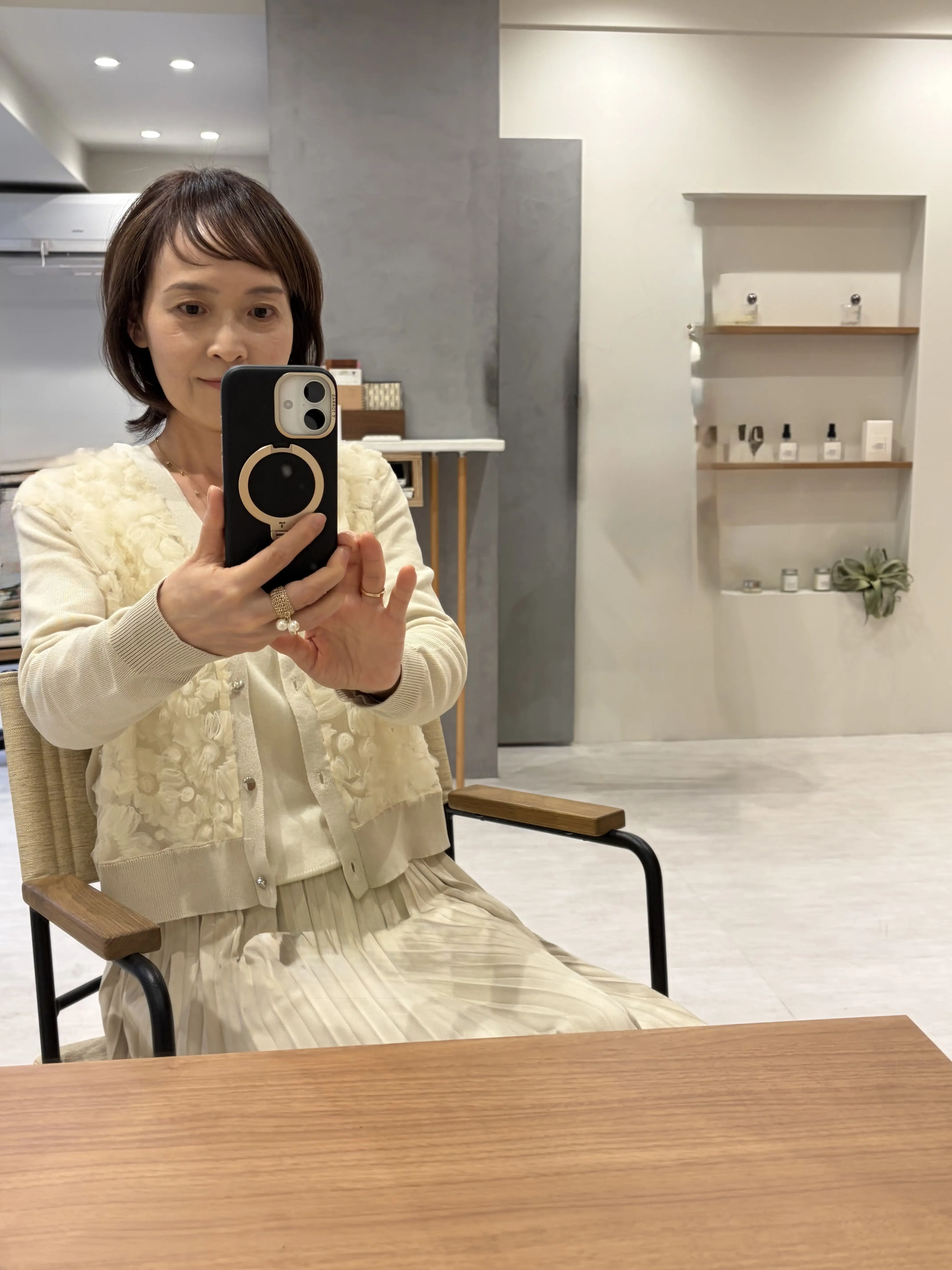 【50代の髪型】長さを残した、華やか外はねショートヘア_1_8