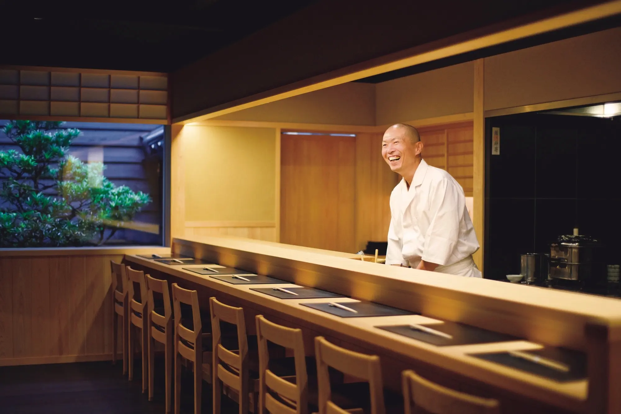 国内旅行　金沢　和食　『鮨一誠』　甘エビ、バイ貝　冬限定のネタをワインと　店内　店主