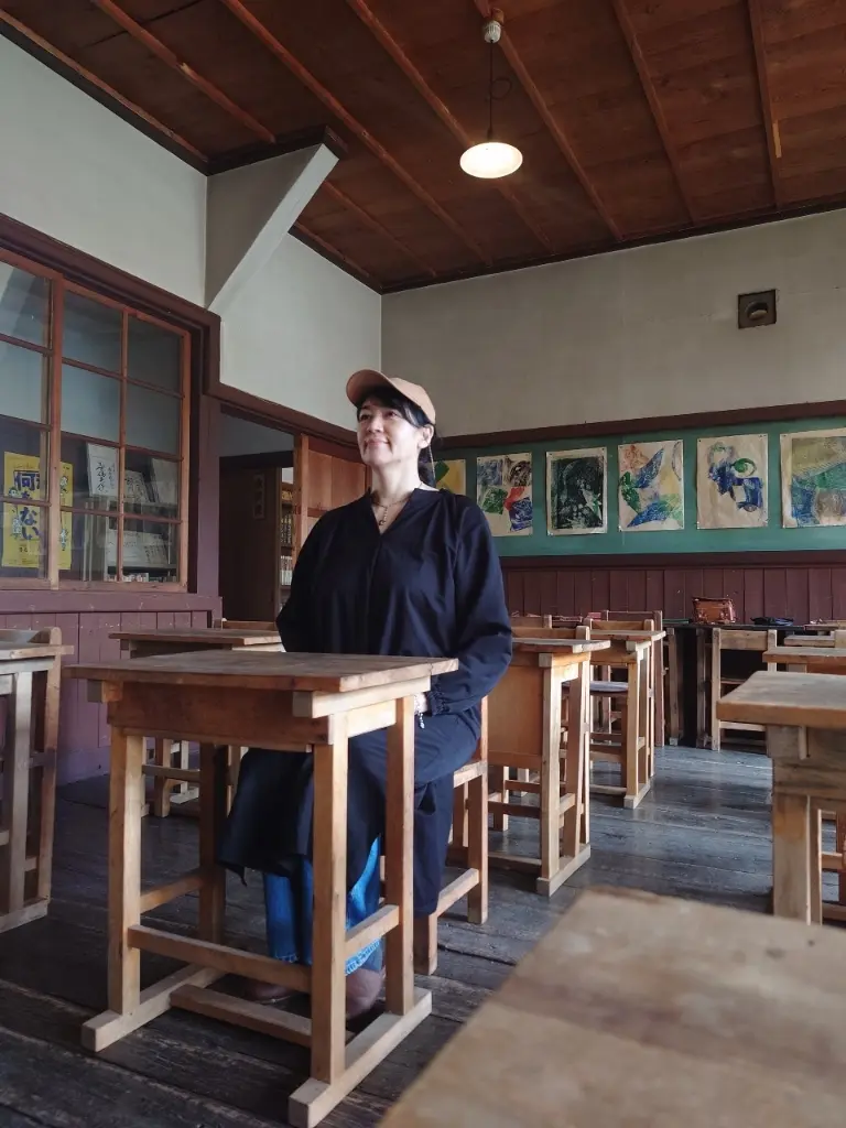 潟分校教室で席につく私