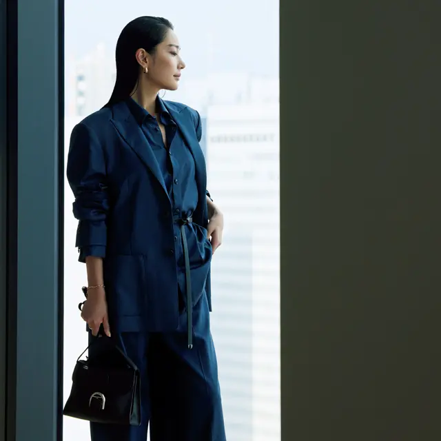働く50代に似合う信頼ジャケット】ドラマティックなネイビーが一