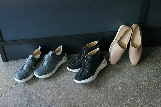 （右）靴「ペダラ ラ・シック」￥29,700・（中）￥33,000・（左）￥29,700 ともに「ペダラ ライドウォーク」／アシックスジャパン（ペダラ）