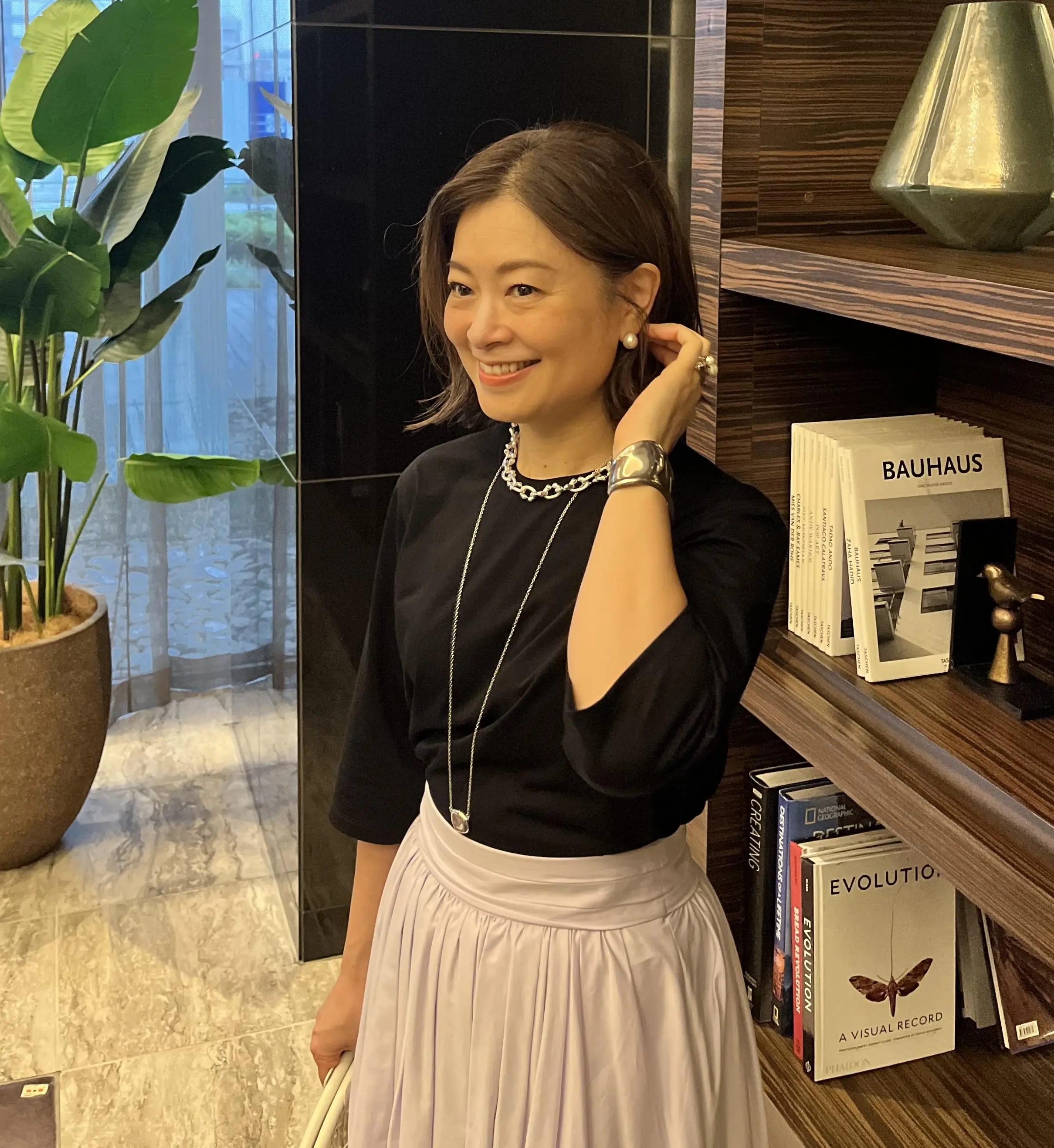 人気ファッションエディター三尋木奈保さんのワンツーコーデのポイントは大ぶりのアクセサリー