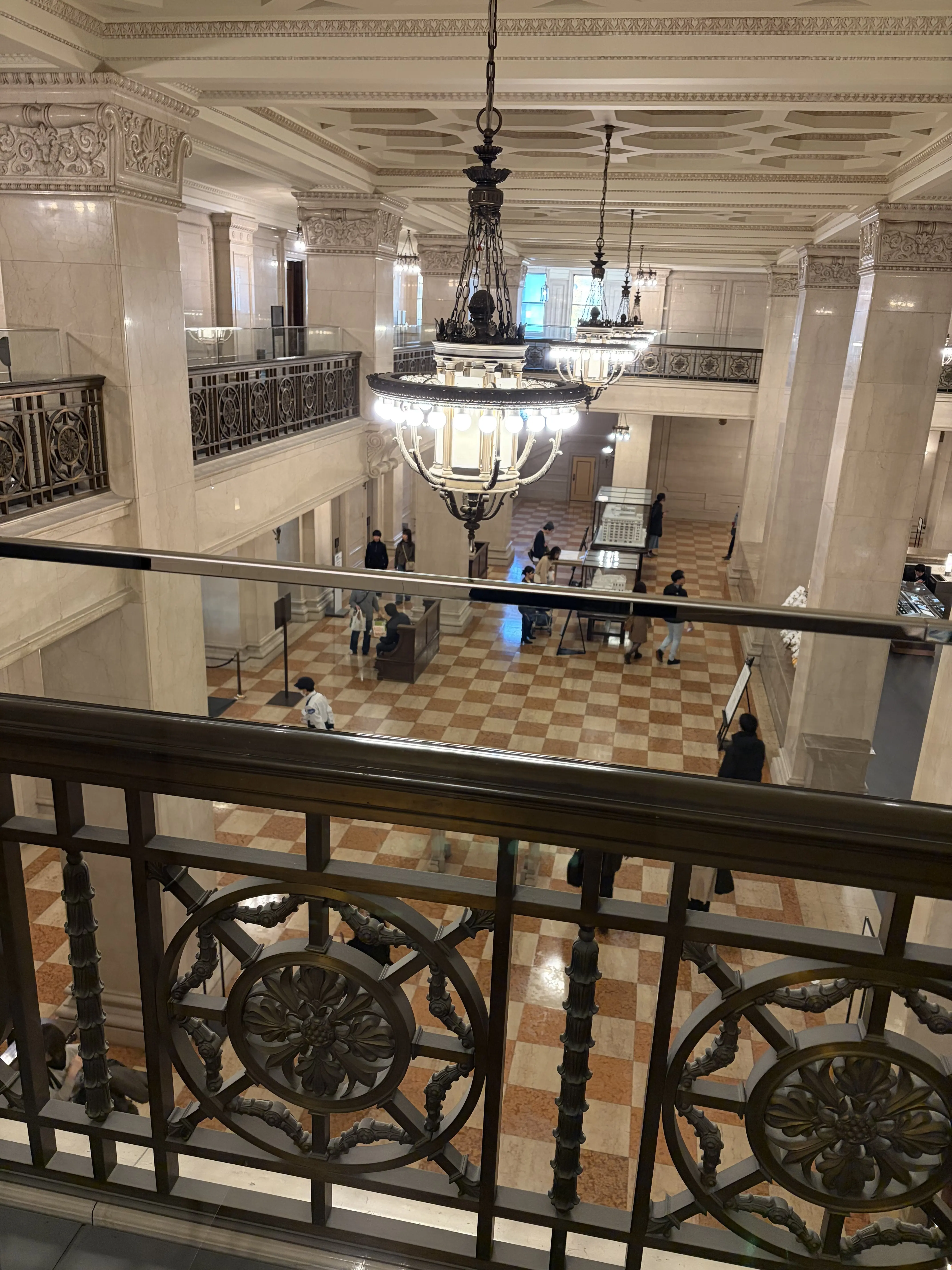 明治安田生命館の2階から見る1階の景色