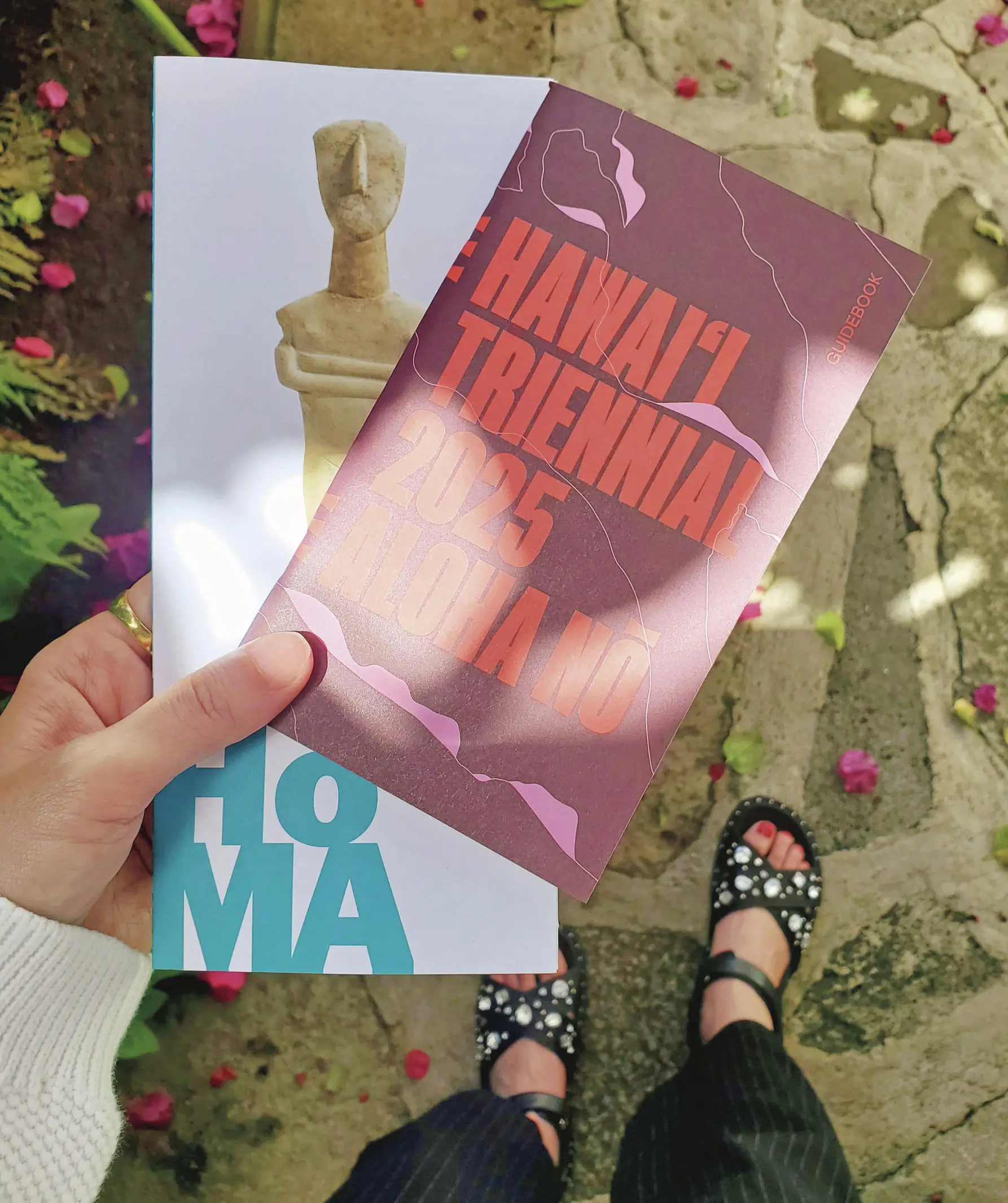 華組　新メンバー紹介　谷島恵子さん（51歳）　「旅先を決めるときは、まず 美術館や美術展をチェック。’25 年は2月にハワイでトリエンナ ーレが開催されると知り、ホノ ルルに行きました」　