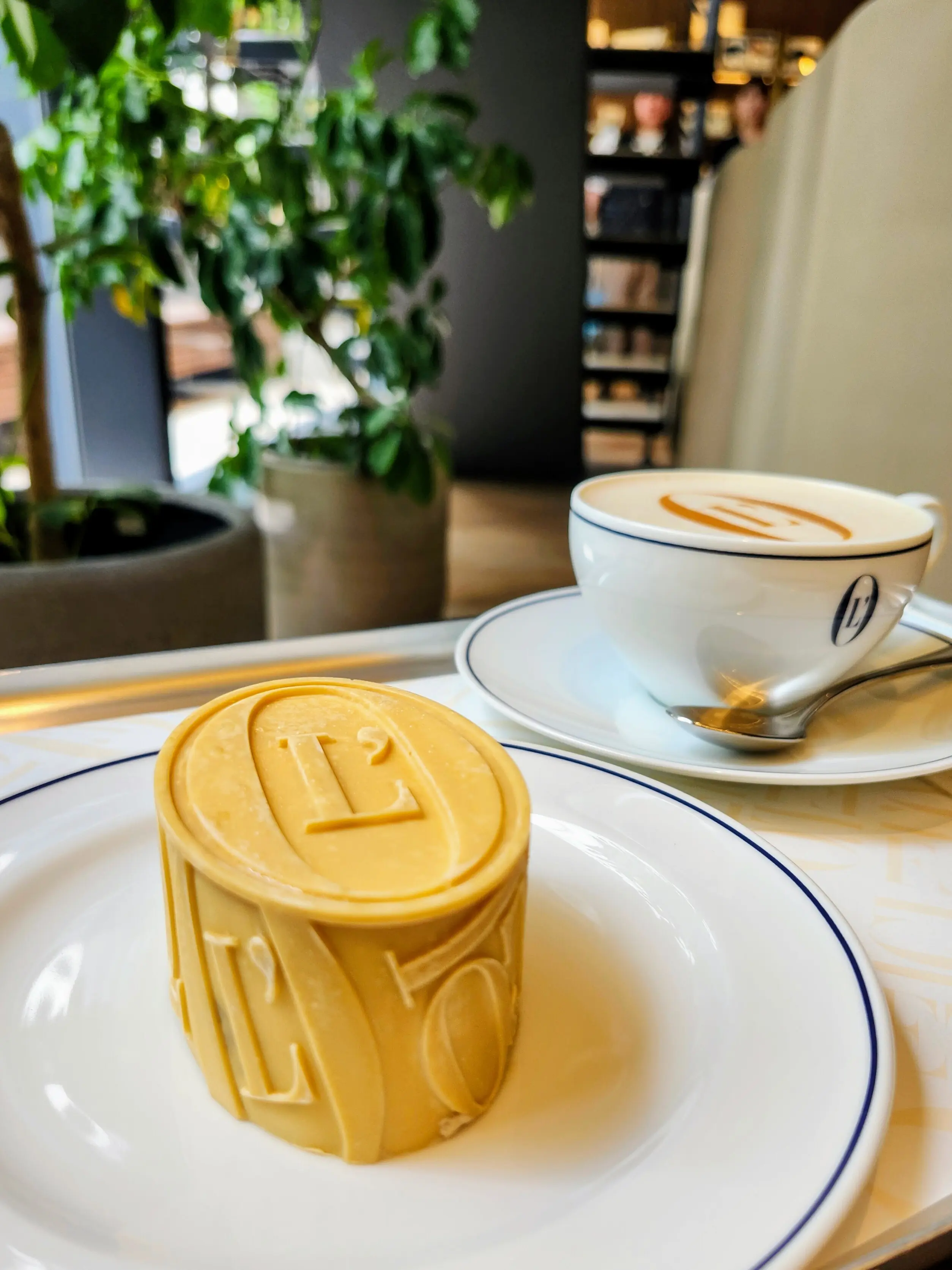 表参道カフェ、ロシフェルコーヒー、モカケーキ、ラテアート、40代ファッション、ネイビースタイル、L&#039;OFFICIEL COFFEE