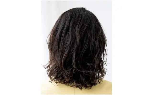 気になる髪のうねりはパーマでヘアチェン