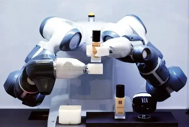 ファンデーションの調合を待つ間、ロボットのデモンストレーションが楽しめる