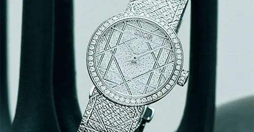 職人の手作業で刻まれるカナージュが象徴的な「ディオール」の