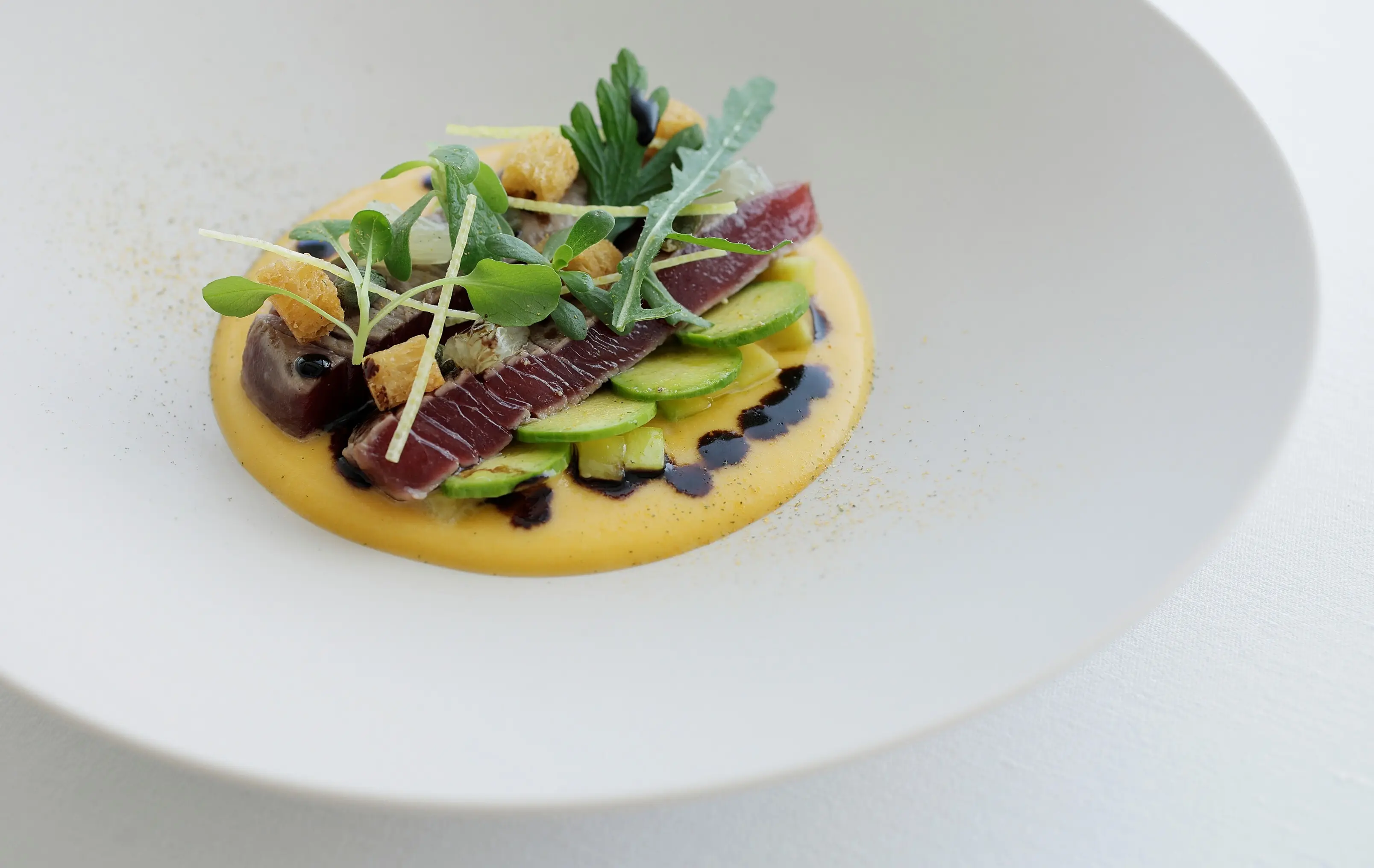 「クルジュの冷たいヴルーテ 一本釣りマグロ レモンとケッパー」。黄色のズッキーニをポタージュに。こちらも食べ るソース