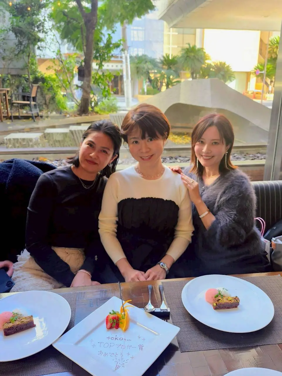 可愛らしい2人に挟まれて、お店の方に3人で記念写真を撮って頂きました！