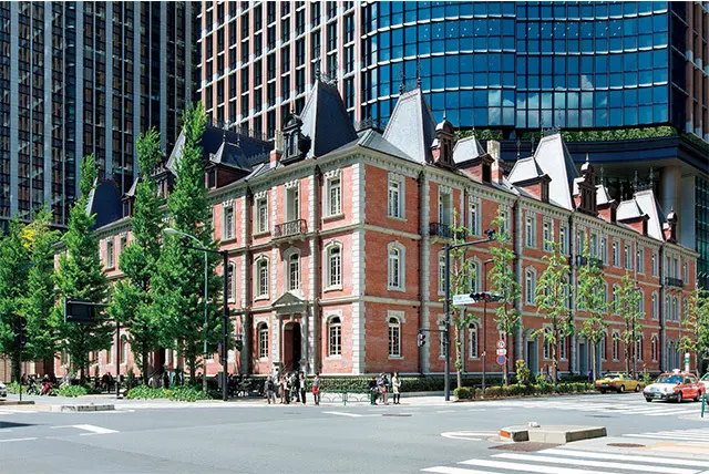 レンガ造りの建物は、三菱が1894年に建設した「三菱一号館」（ジョサイア・コンドル設計）を復元したもの