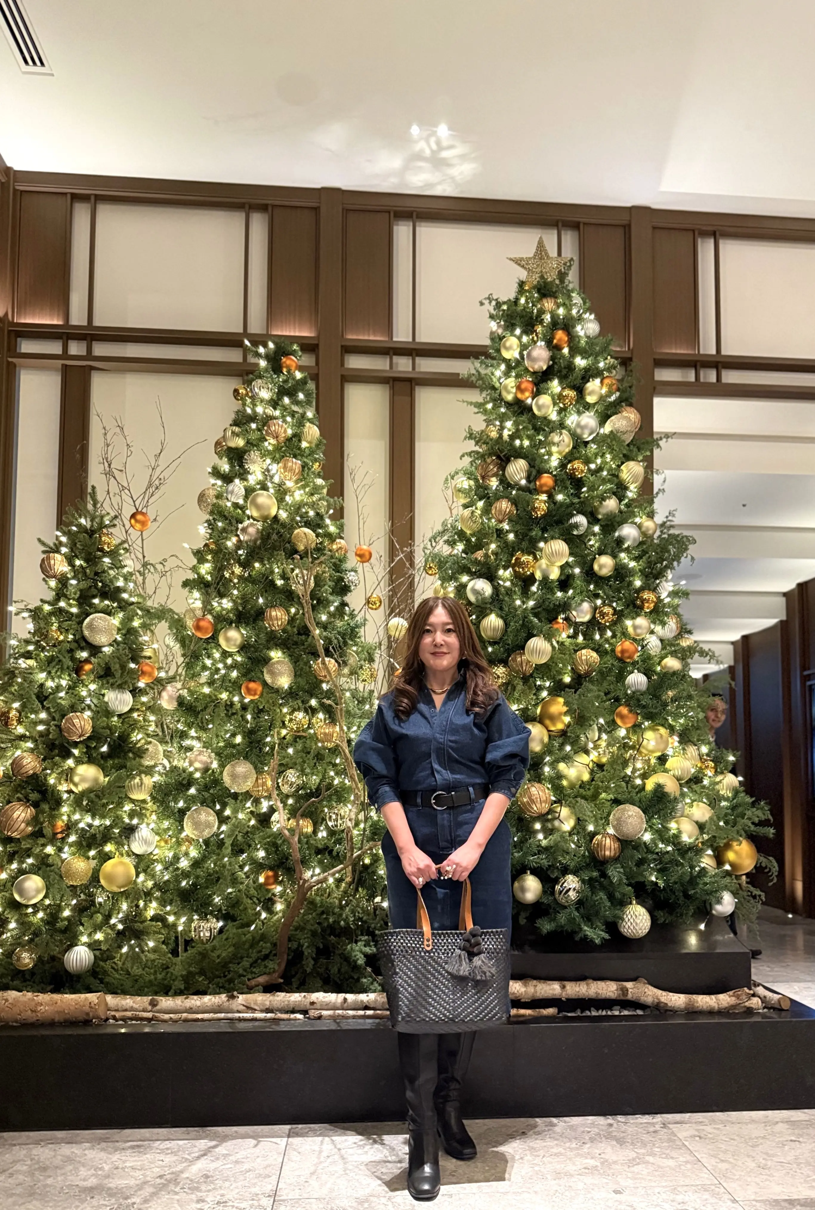 大阪　ウォルドーフ・アストリア大阪　ティファニーコラボ　クリスマス　クリスマスツリー　ピーコックアレー　ティファニー　ティファニーツリー　ティファニーブルー　クリスマスツリー　ZARA デニムワンピース　デニムミディワンピース　　