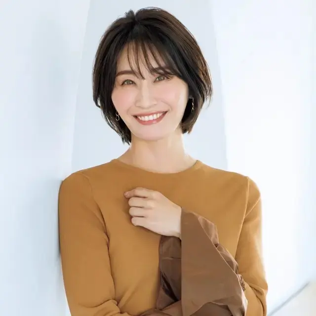 【50代髪型・ヘアスタイル】ボブのような毛先長めの“こなれショート”で華やかに