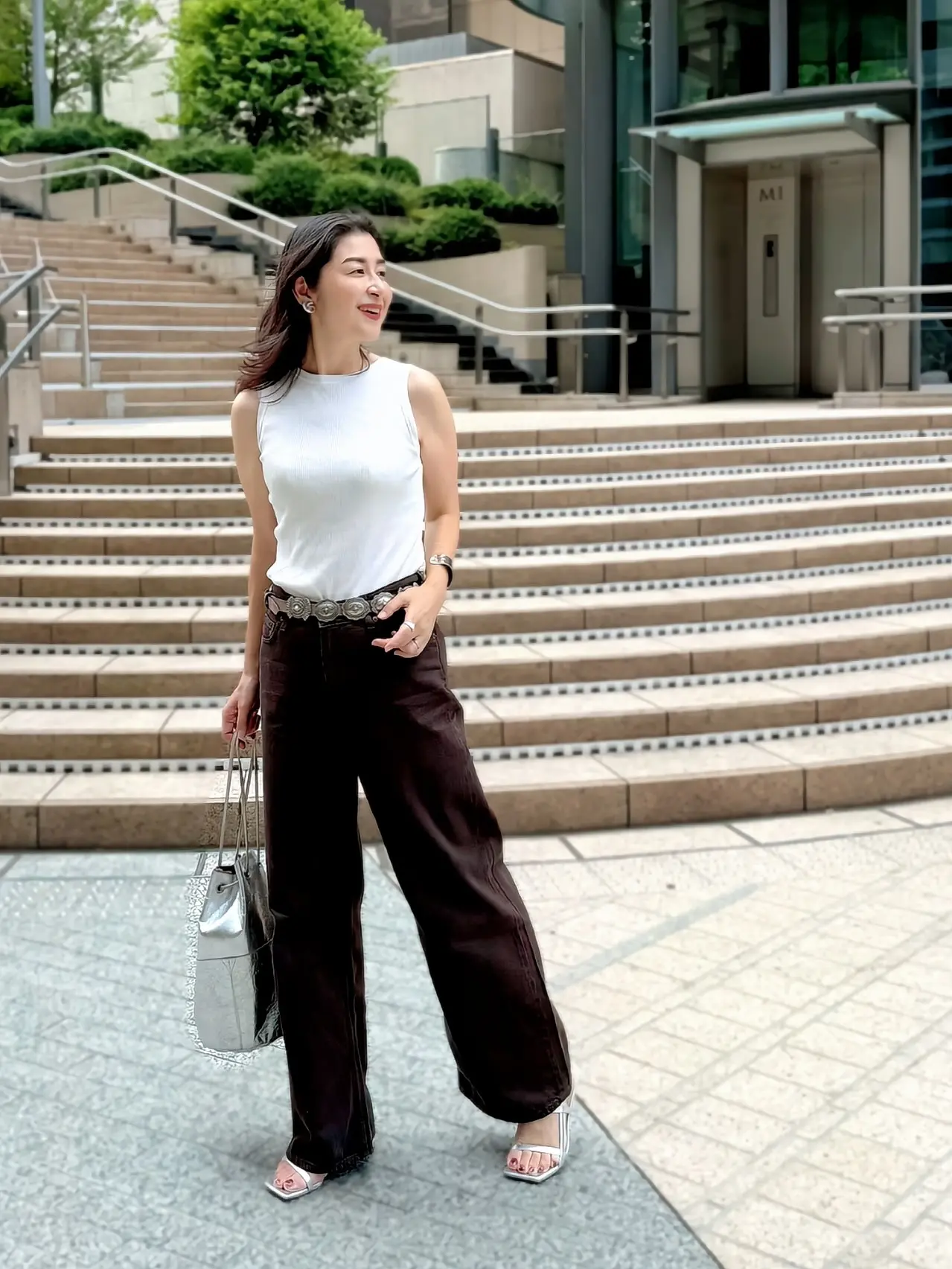 ブラウン色デニム　白ニット　コンチョベルト　シルバー色バッグ　シルバー色サンダル　　H&amp;M GU　