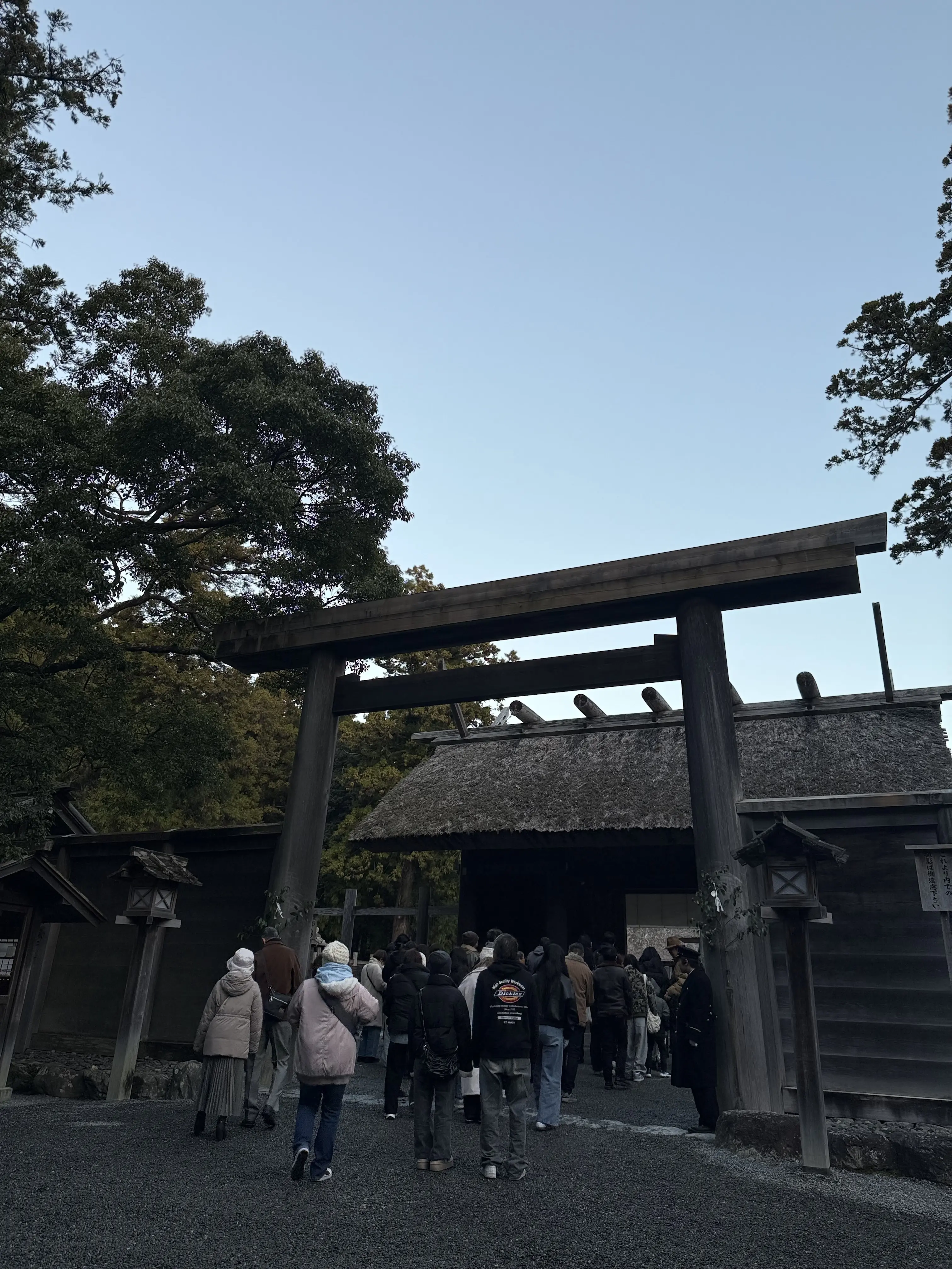 伊勢神宮　初詣　早朝初詣　午年　神馬　三重県　初日の出　ご来光　朝日　五十鈴川　荒祭宮　おかげ横丁　赤福　赤福本店　赤福餅　二見興玉神社　外宮　　内宮　夫婦岩　二見興玉神社　おみくじ　大吉　2026年　日の出