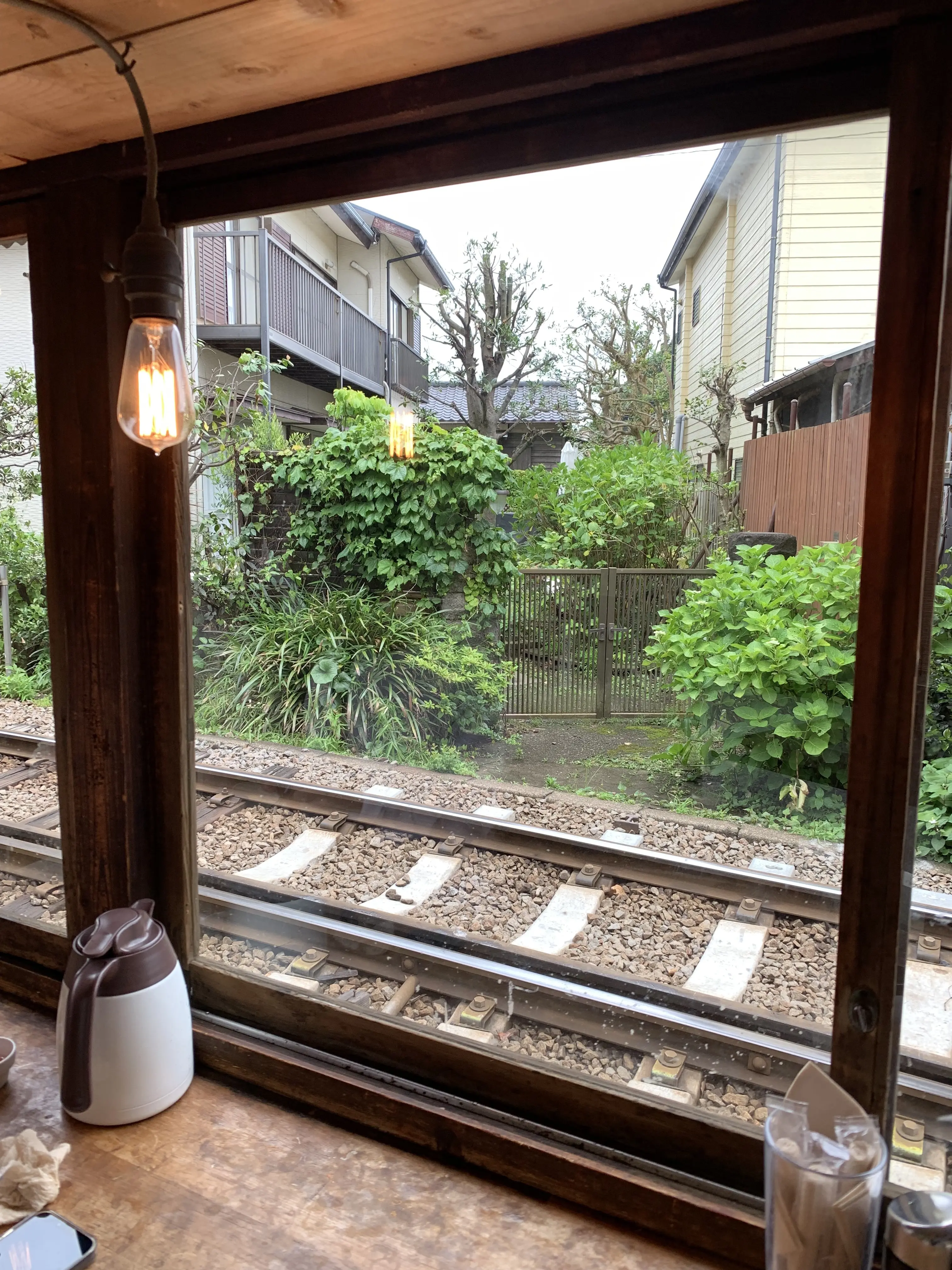 ヨリドコロ 鎌倉　江ノ電の見える席　カウンター