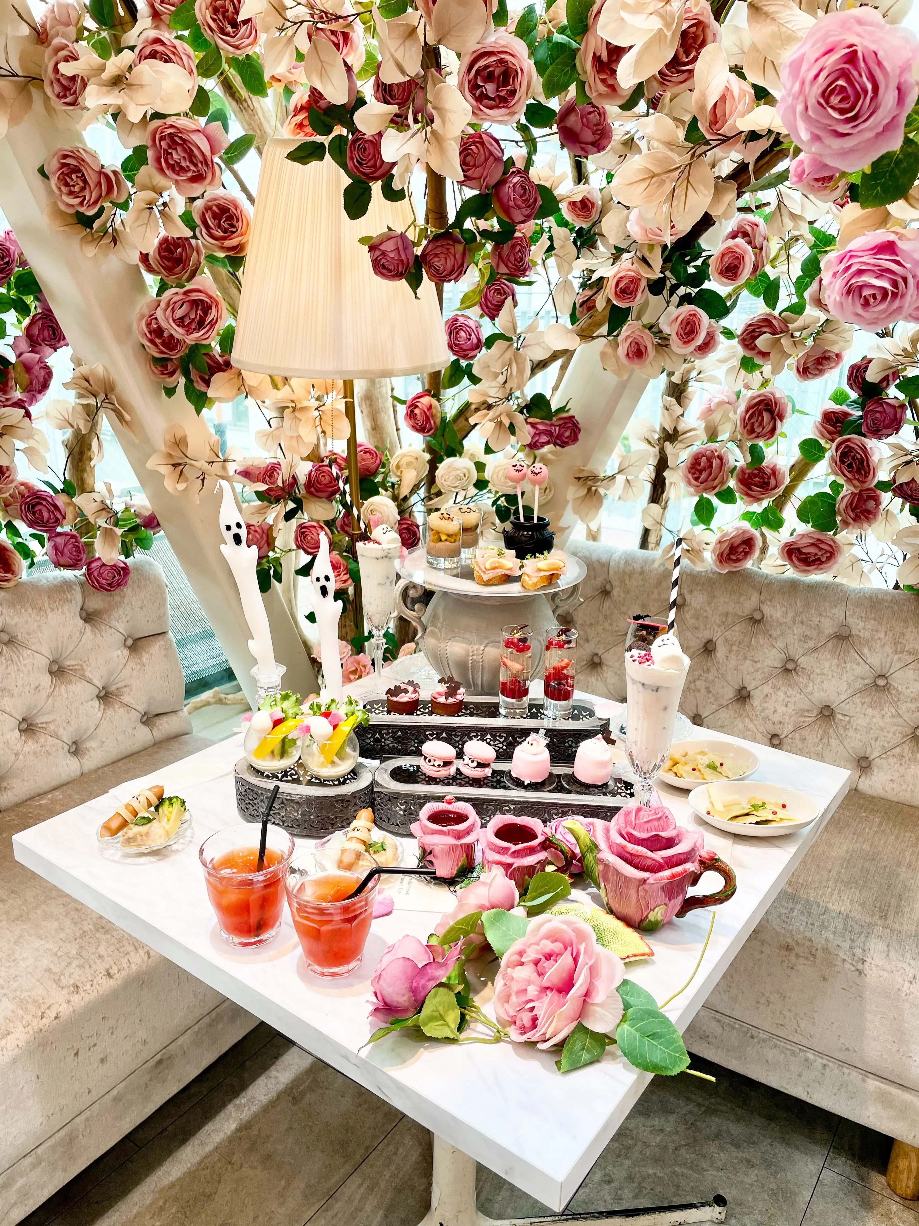 薔薇のカップ、薔薇のティーカップ、バラのカップ、バラのティーカップ、薔薇のポット、バラのポット、薔薇のカップ&amp;ソーサー、バラのカップ&amp;ソーサー、カップ&amp;ソーサー、ポットセット、ティーポットセット、薔薇のティーポットセット、薔薇のポットセット、バラのティーポットセット、バラのティーセット、ハロウィンサラダ、サラダ、ミイラ、コウモリ、バーニャカウダ、ソーセージ、デコデリ、チーズソース、蕪、カブ、ミイラソーセージ、ハロウィンメニュー、ハロウィンデリ、ハロウィンお弁当、チキン、ブロッコリー、セイボリー、お料理、お食事、ランチ、食事、カフェ、和栗ティー、アイスティー、カシス、ベリーティー、オリジナルティー、アップルティー、フリーフロー、飲み放題、フレーバーティー、ラビオリ、トリュフ、トリュフの香り、アスパラ、白アスパラ、美味しい、お料理、お食事、食事、ランチ、ペッパー、イタリアン、パスタ、ショートパスタ、生パスタ、店内、薔薇の装飾、バラの装飾、薔薇の世界、薔薇の内装、薔薇の装飾、バラ、バラの世界、薔薇の世界、ソファ、ソファー、ソファー席、Rose Halloween Afternoon Tea、表参道、オートクチュールカフェ、HAUTE COUTURE CAFE、 Haute Couture Cafe、 期間限定、ローズハロウィンアフタヌーンティー、ピンクハロウィン、ピンクハロウィンの世界、ハロウィン、ハロウィンアフタヌーンティー、アフタヌーンティー、薔薇、薔薇のカップ、パフェ、スイーツ、ケーキ、ジュレ、白ワインゼリー、ムース、ブルケッタ、生ハムとイチヂクのブルケッタ、生ハム、イチヂク、