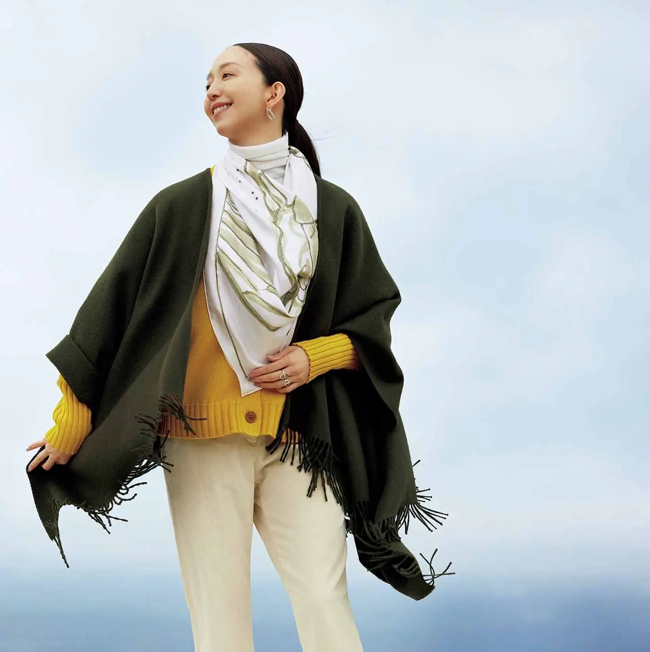 ビジューきらめくスカーフを ネックレスがわりに。 このうえなくノーブルな顔映えがかなう