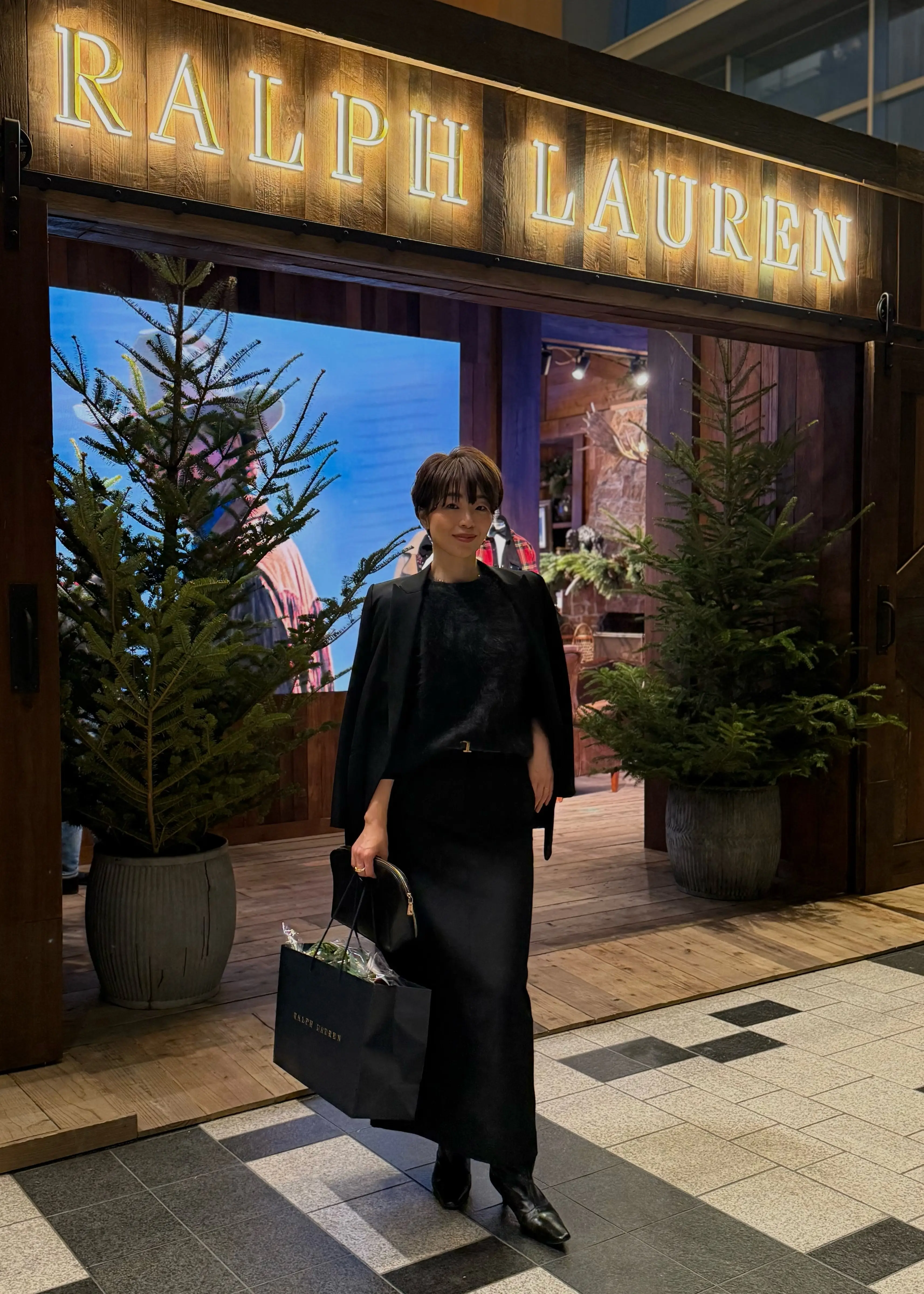 一着のブラックタイトスカートから始まるミニマムな装い_1_1