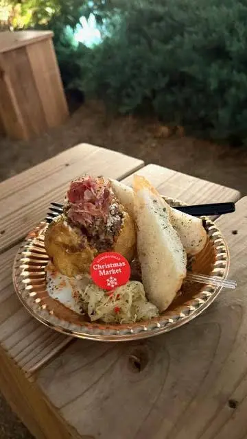 生ハムを添えたベイクドポテト