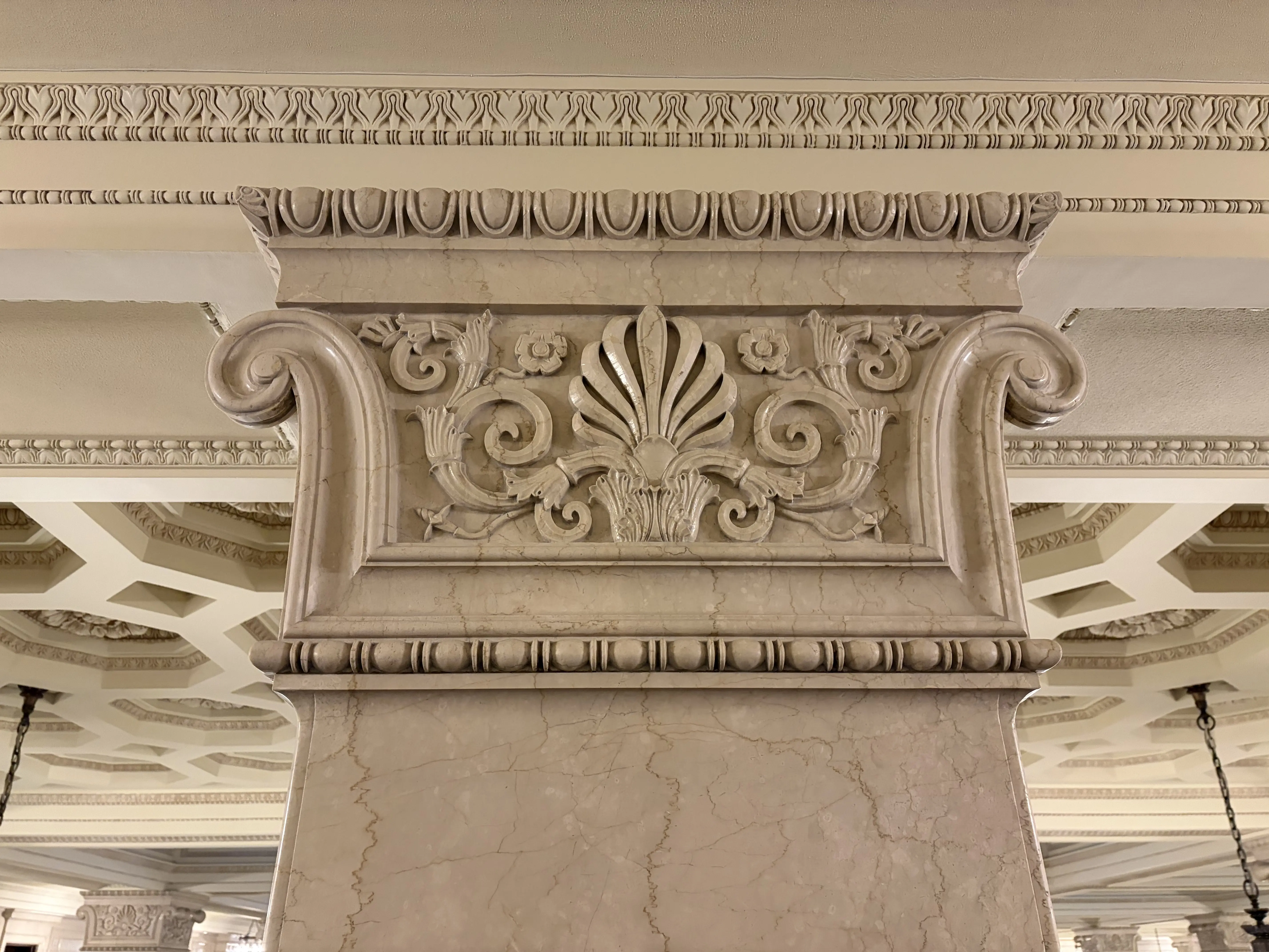 皇居の紅葉から重要文化財「明治安田生命館」内のカフェへ、華やかな丸の内を散策_1_22-1