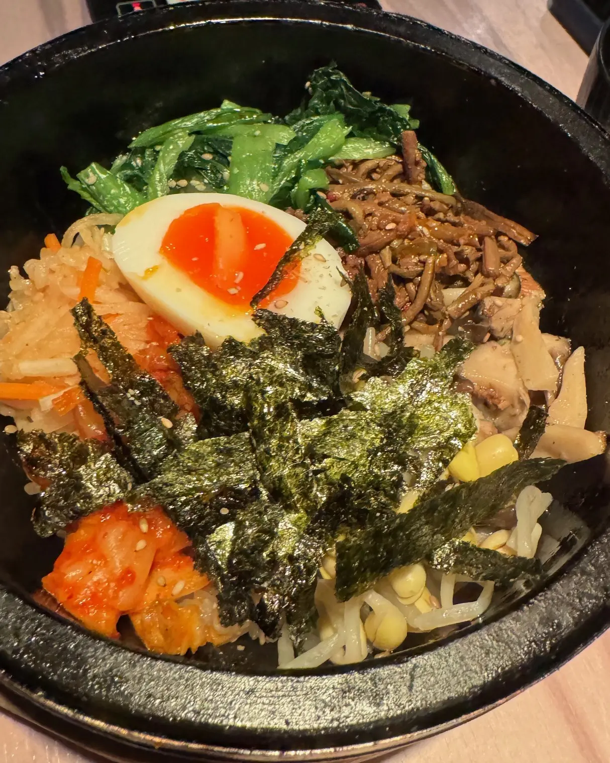 赤をポイントに、品よく。ドライブの日の大人のムートンコート着回し【３日目】_1_4-1