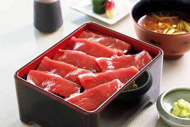 日本料理「和田倉」から届 く「本マグロの鉄火重」（￥7,510）は、インルームダイニ ング限定の人気メニュー