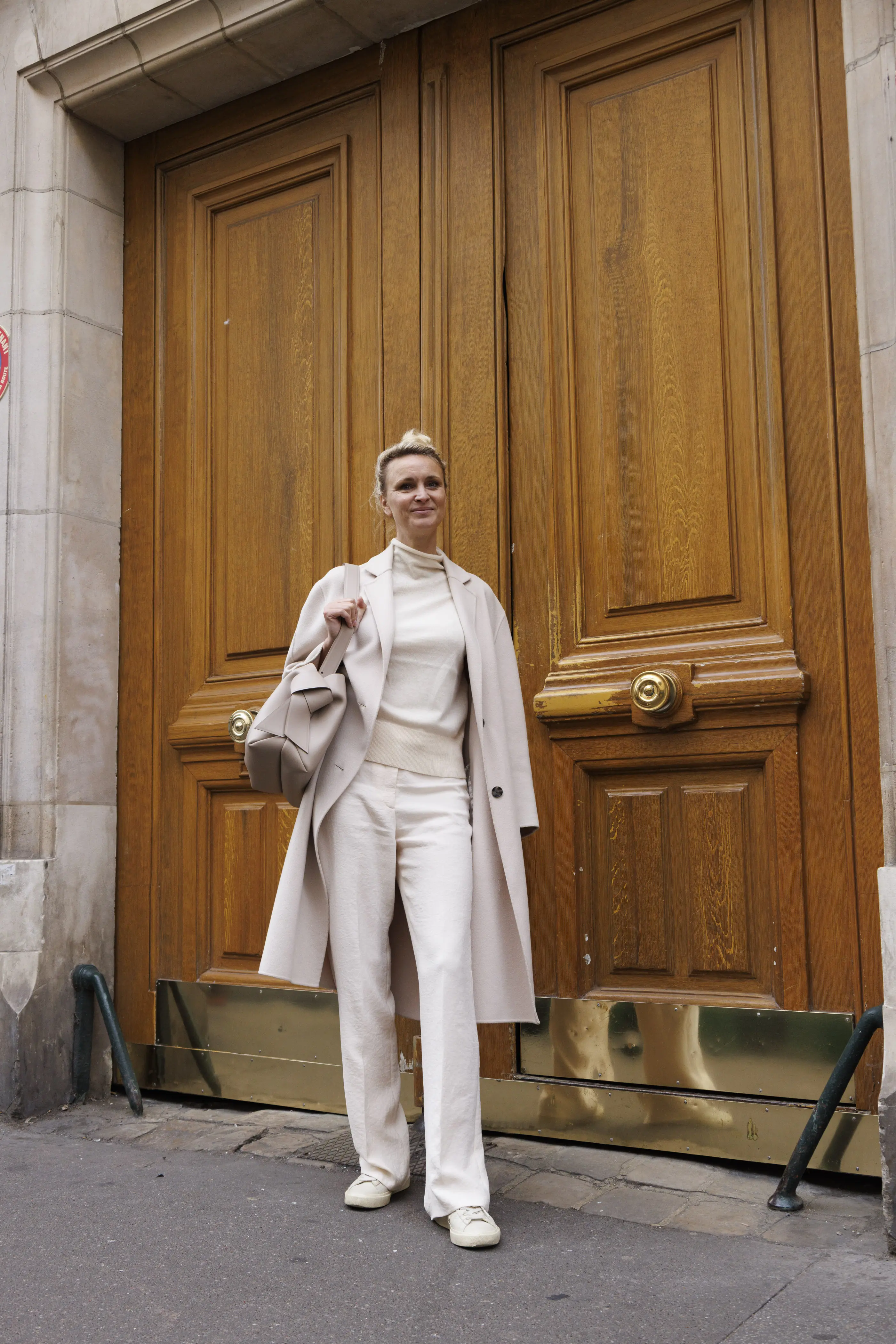 ファッションスナップ　オフホワイト スニーカー VEJA 白パンツコーデ