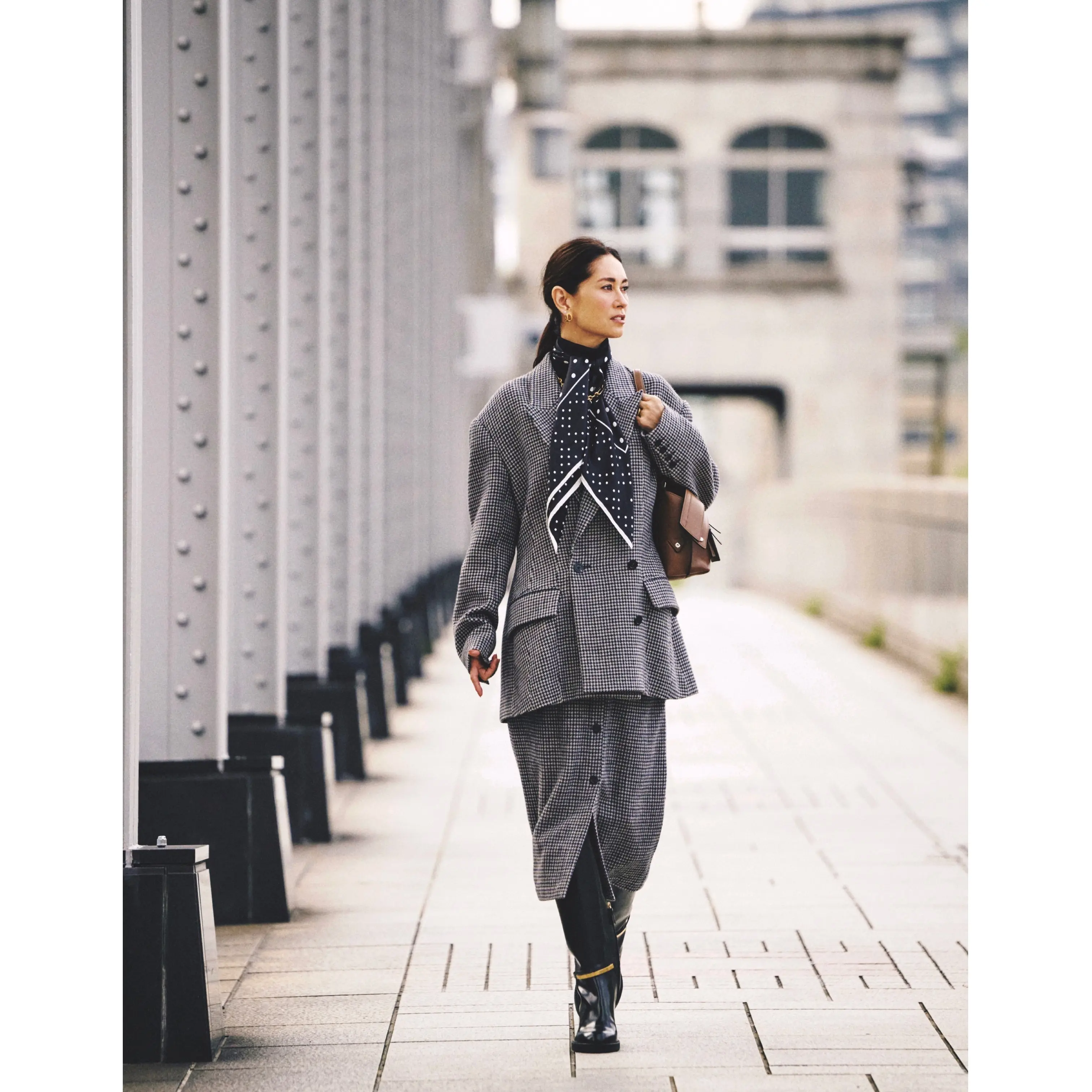 千鳥格子柄ダブルボタンジャケットコートと同素材スカートのセットアップにドット柄スカーフを首に巻いたコーディネート　モデル・ブレンダ