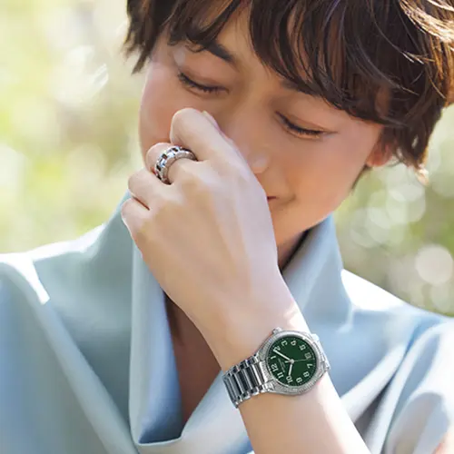 知的なグリーンの文字盤が腕元に映える「パテック フィリップ」の