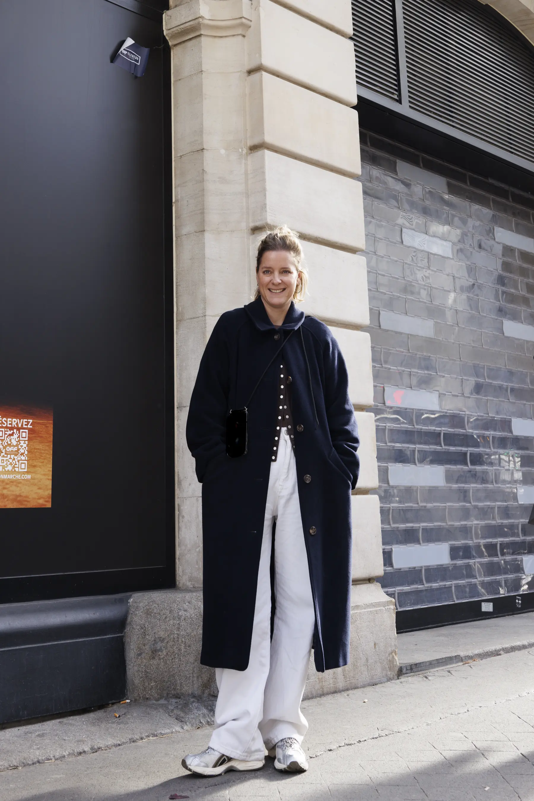 ファッションスナップ　スニーカー　アシックス　白パンツコーデ