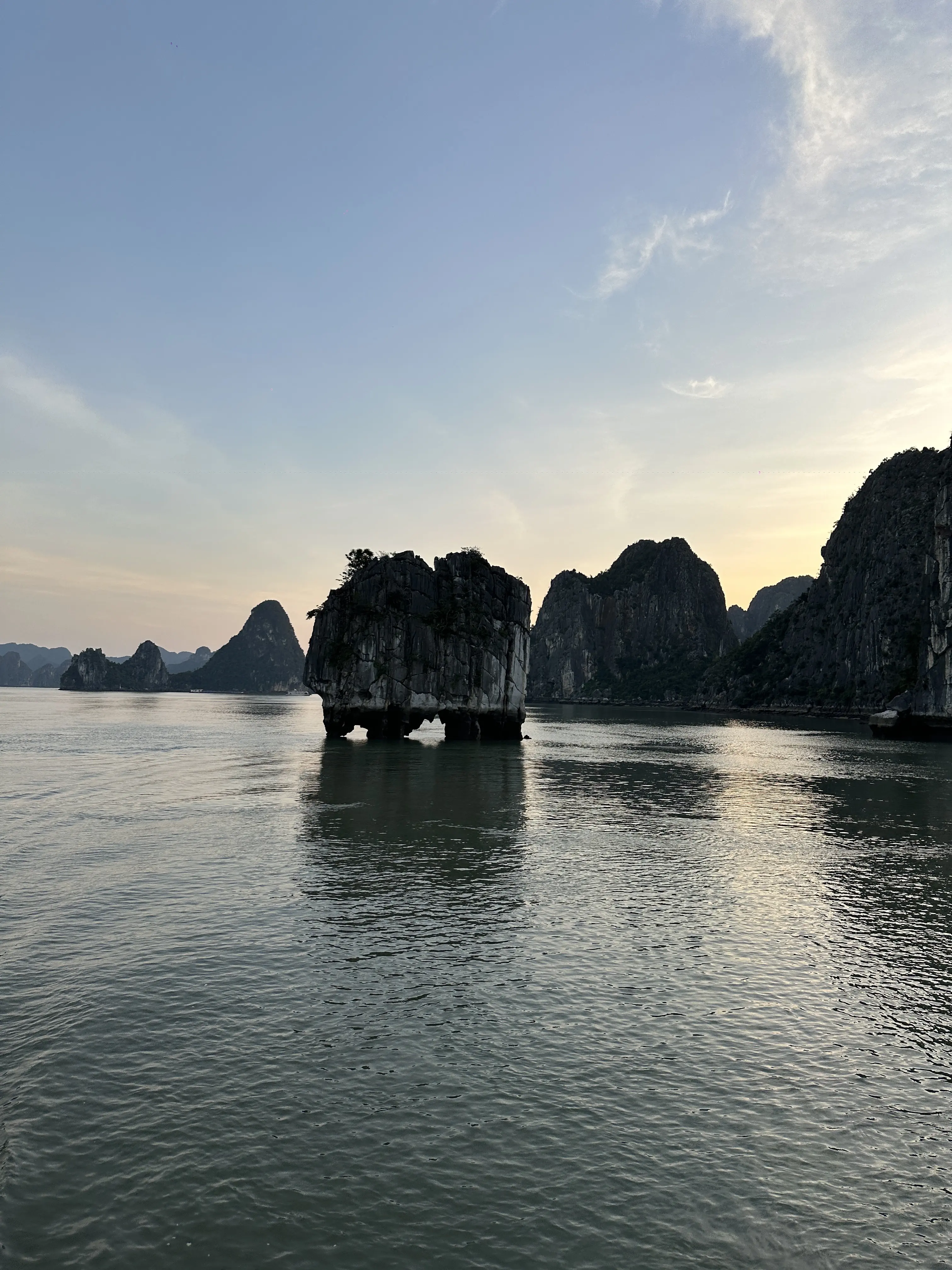 ハロン湾　香炉岩　奇岩　ベトナム