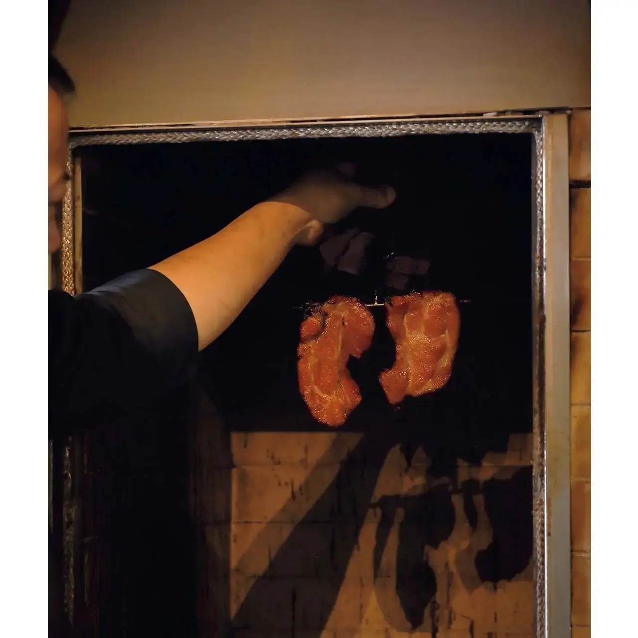 ￥25,000のコースから。高温の窯で脂を落としながら焼き上げた「叉焼」。途中、ハチミツと水飴でコーティングしてうま味を凝縮する
