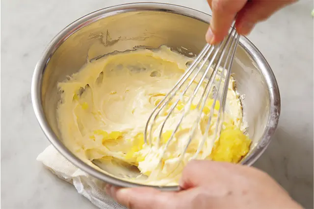 クリームが熱いうちにAのクリームチーズを少しずつ加える。パイナップル、レモン汁を加える。