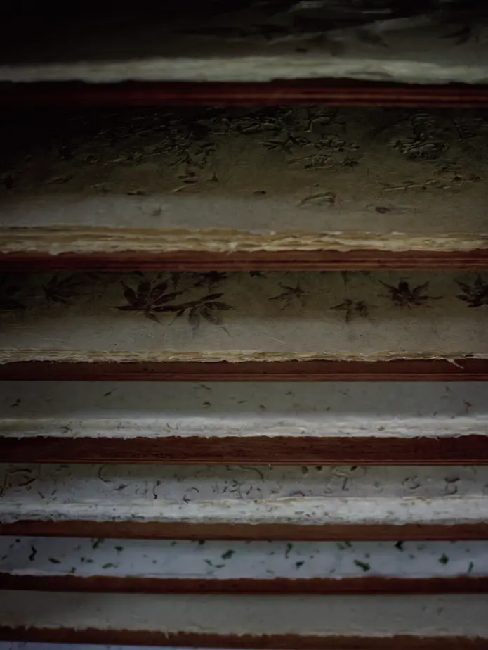 国内旅行　輪島　能登仁行和紙　仕上げの乾燥機材は60〜70℃の薪火を内包。素 材により最初の煮る工程で2時間も沸騰させる。その後、山の流水 で水洗い、粉砕し、漉いていく。紙漉き体験は1時間￥1,000