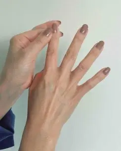 反対の手の親指で、ツボを30回揉む。反対の人さし指も同様に。
