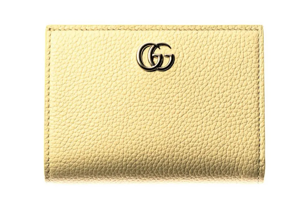 す っきりとしたシェイプにさわやかな色みが軽快な印象を生み出す。内装にはグレージュを 用いた、バイカラーが小粋。札入れ1、小銭入れ1、カード挿し6、ポケット2。二つ折り ウォレット（8×11.5×3）￥89,100／グッチ クライアントサービス（グッチ）