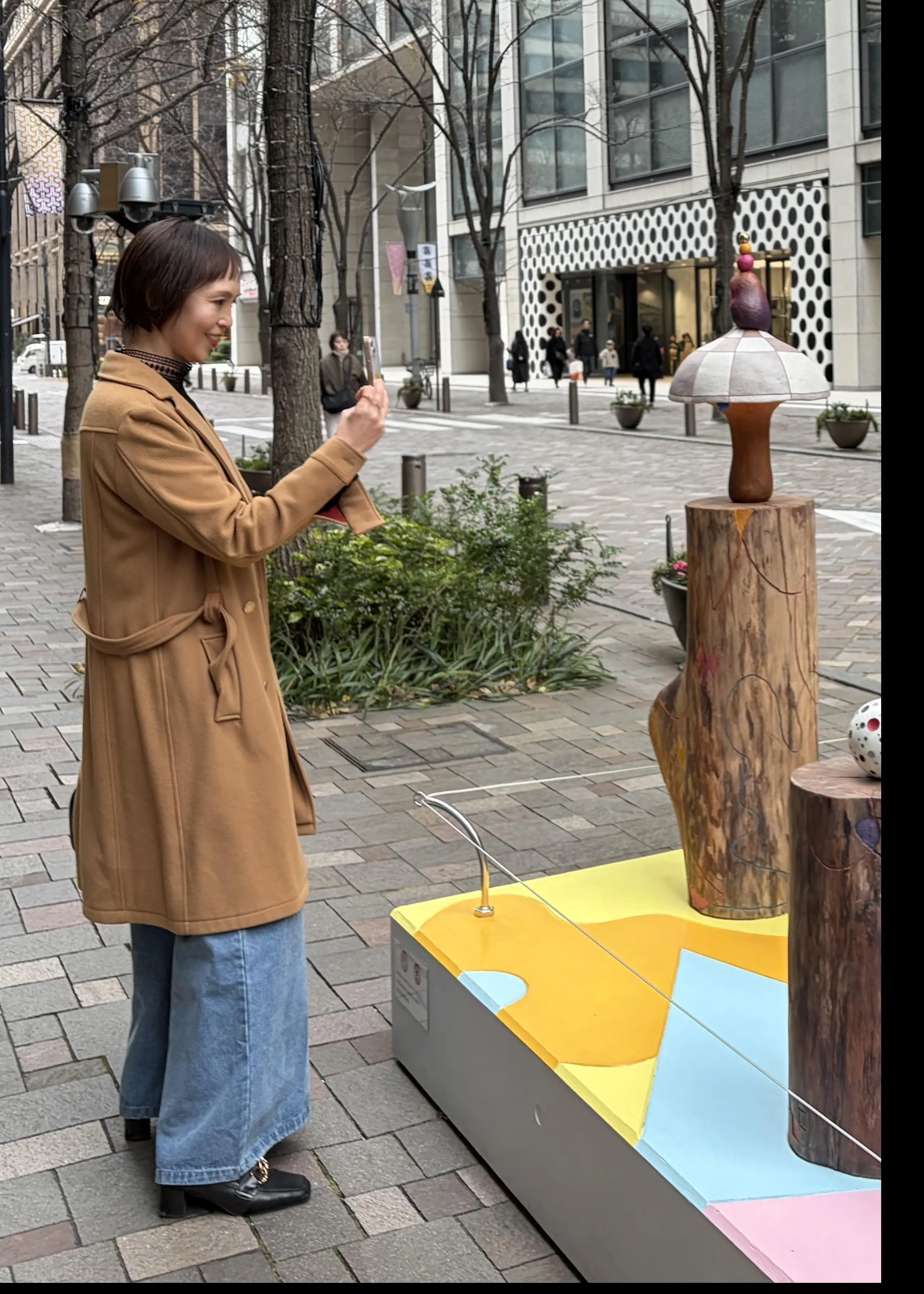 気になる腰回りをカモフラージュ。サスペンダー付きデニムをはいて丸の内ランチ。_1_14-1
