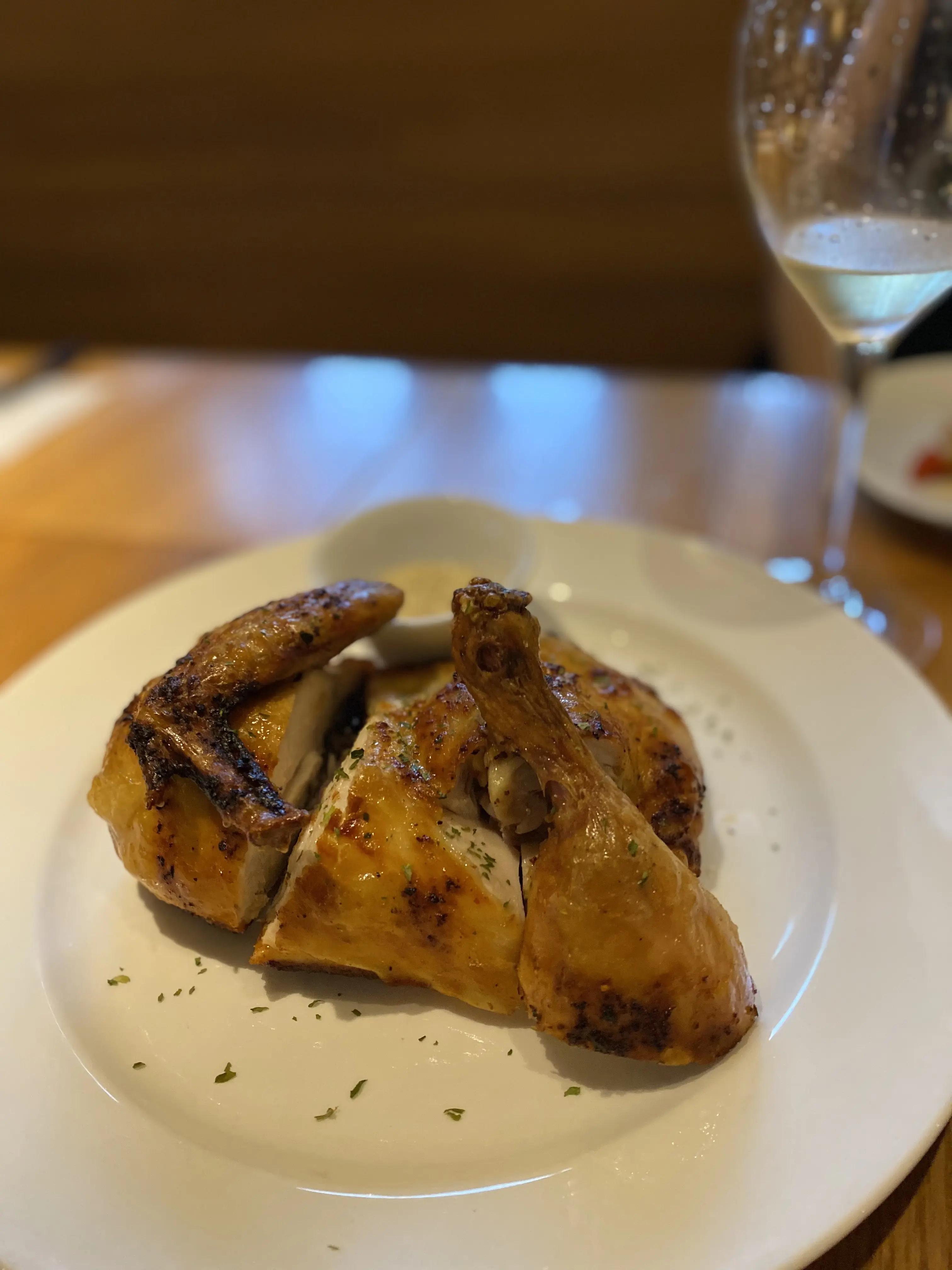 カスターニエのローストチキン。皮はパリッと、中はしっとりジューシーな絶品料理。