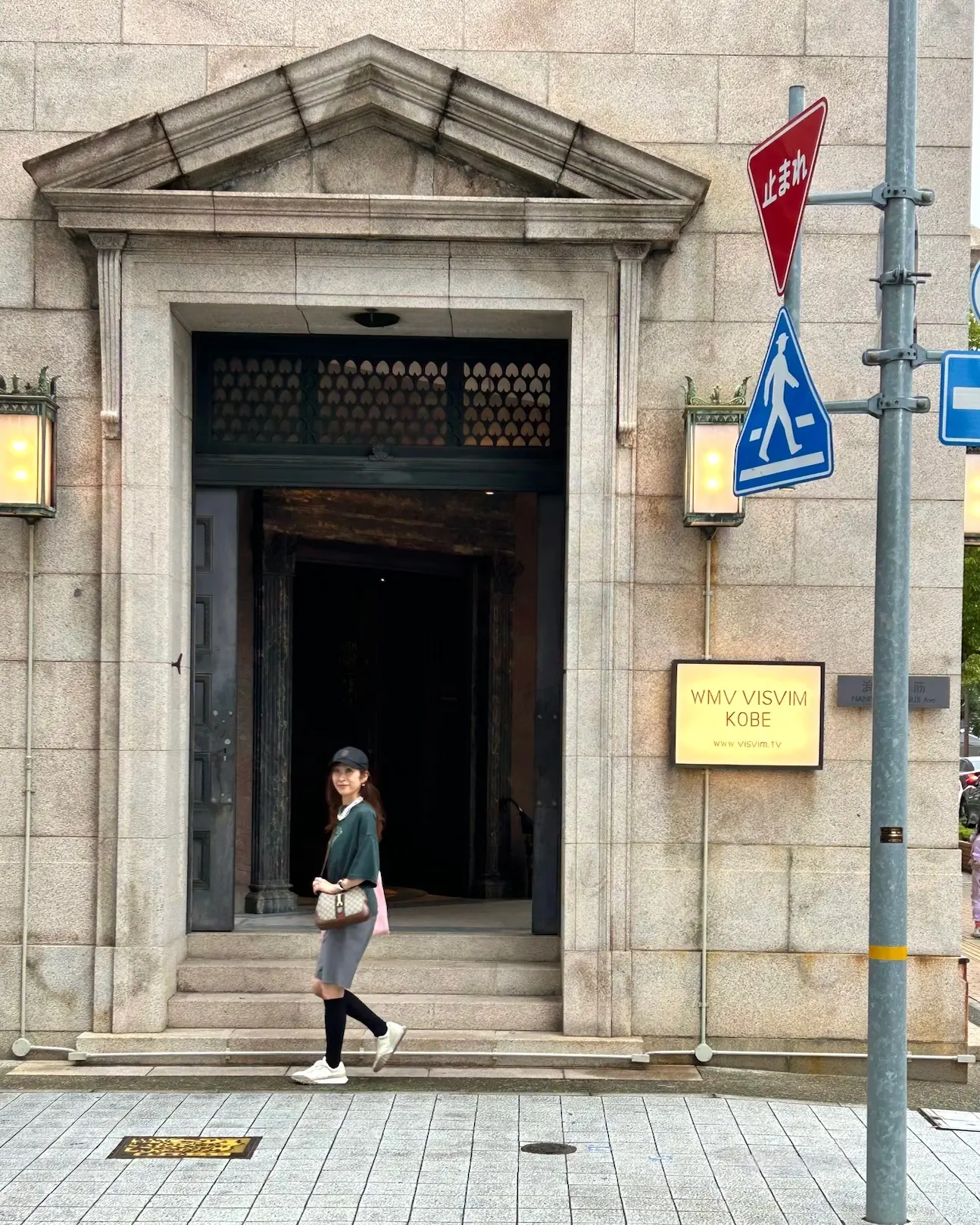 神戸らしいレトロなビルでアートに包まれたランチタイム_1_1