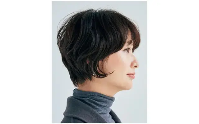 ショートヘアでもクセを生かしてボリュームUPさせるとフェミニンな印象に