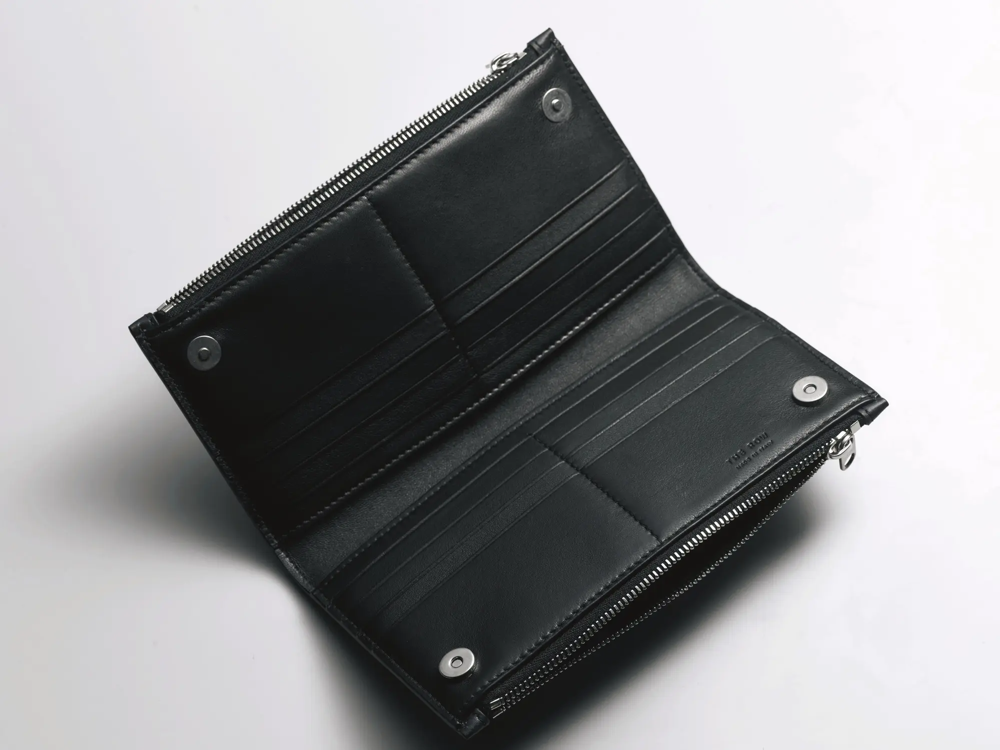 札入れ2、カー  ド挿し16、ジッパーつきポケット2。ロングウォレット  （10×19×2.5）￥202,400／ザ・ロウ・ジャパン（ザ・ロウ）