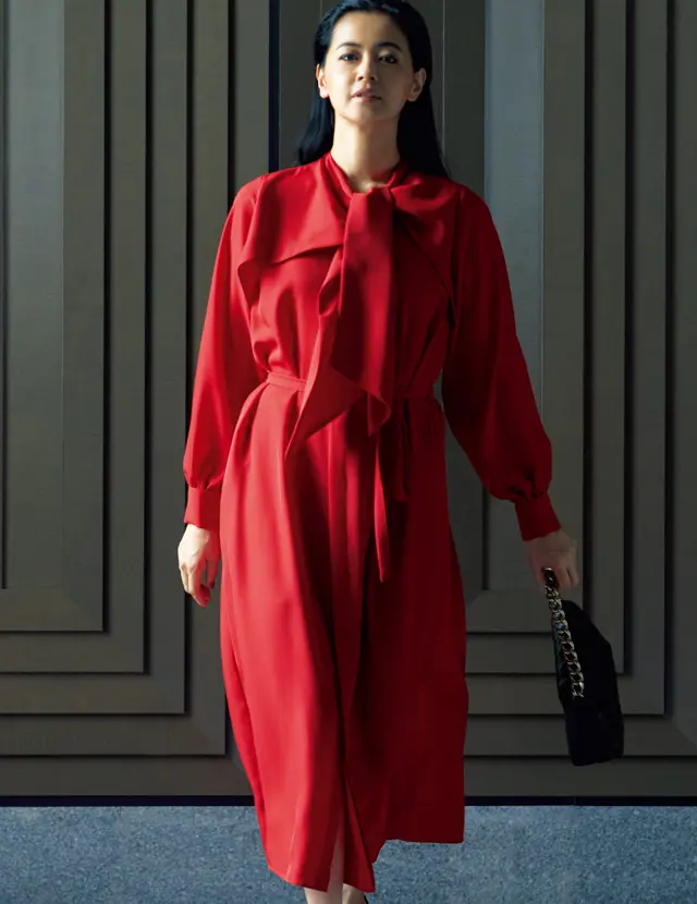 女優・黒谷友香さんがきりりと着こなす「ハイク」の赤ワンピース | Web