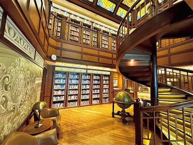 乗船中、一度は訪れたいのが、らせん階 段を設けた2階建てのライブラリー。約6000冊もの蔵書を備え、 日本語の本も置かれている