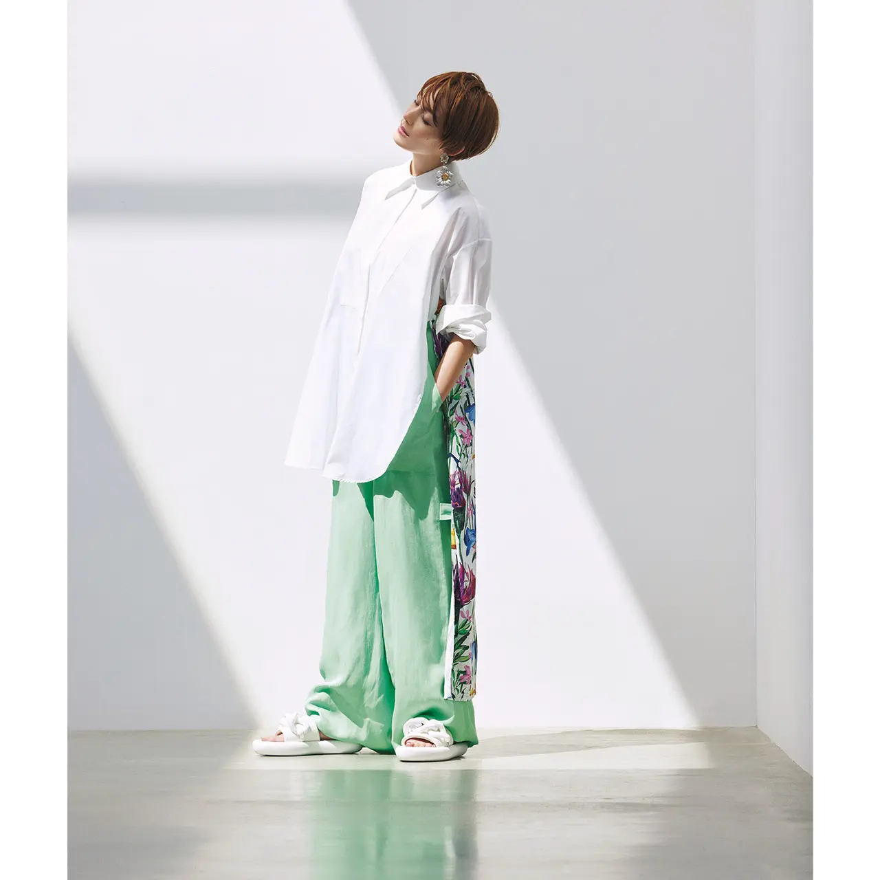 白シャツとライトグリーンのワイドパンツのコーデ　モデル・LIZA