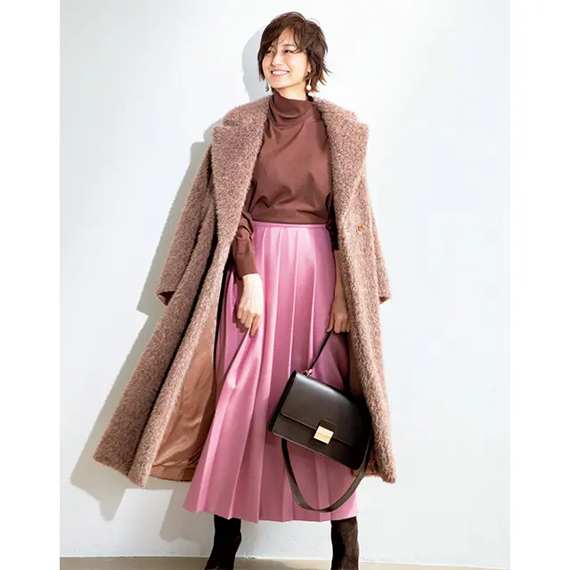 富岡佳子がまとうエレガントなピンクのスカート
