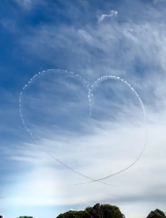 スモークを使って空中にハートの形を描くアクロバット飛行の技名。天候の良い時に行う「バーティカルキューピッド」♡